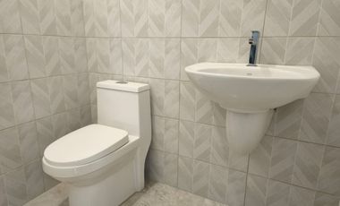 Casa de alquiler en Urbanización Casa Laguna, avenida León Febres Cordero.