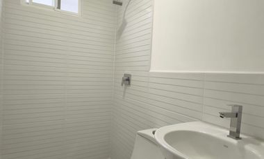 Casa de alquiler en Urbanización Casa Laguna, avenida León Febres Cordero.