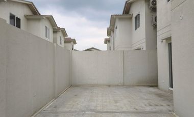 Casa de alquiler en Urbanización Casa Laguna, avenida León Febres Cordero.
