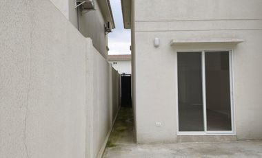 Casa de alquiler en Urbanización Casa Laguna, avenida León Febres Cordero.