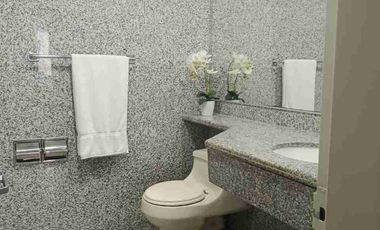 Torre Hilton Colon Guayaquil,  venta suite amoblada con parqieo