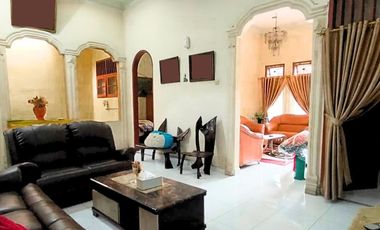 RUMAH SIAP HUNI BERHALAMAN LUAS COCOK BUAT KOST STRATEGIS DI JL. PRAJURIT - MEDAN TIMUR