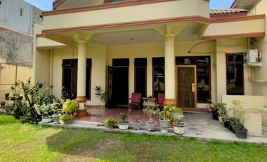 RUMAH SIAP HUNI BERHALAMAN LUAS COCOK BUAT KOST STRATEGIS DI JL. PRAJURIT - MEDAN TIMUR