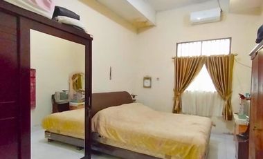 RUMAH SIAP HUNI BERHALAMAN LUAS COCOK BUAT KOST STRATEGIS DI JL. PRAJURIT - MEDAN TIMUR