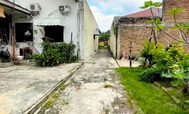 RUMAH SIAP HUNI BERHALAMAN LUAS COCOK BUAT KOST STRATEGIS DI JL. PRAJURIT - MEDAN TIMUR