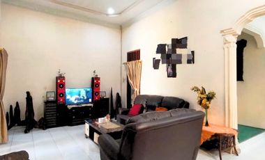 RUMAH SIAP HUNI BERHALAMAN LUAS COCOK BUAT KOST STRATEGIS DI JL. PRAJURIT - MEDAN TIMUR