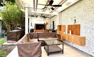 ACOGEDORA CON HERMOSO JARDIN, JACUZZY Y AREA PARA PARRILLA