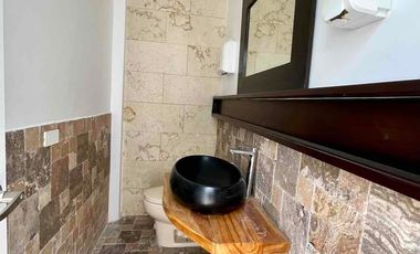 ACOGEDORA CON HERMOSO JARDIN, JACUZZY Y AREA PARA PARRILLA