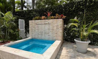 ACOGEDORA CON HERMOSO JARDIN, JACUZZY Y AREA PARA PARRILLA