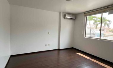 ACOGEDORA CON HERMOSO JARDIN, JACUZZY Y AREA PARA PARRILLA