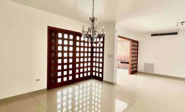 ACOGEDORA CON HERMOSO JARDIN, JACUZZY Y AREA PARA PARRILLA