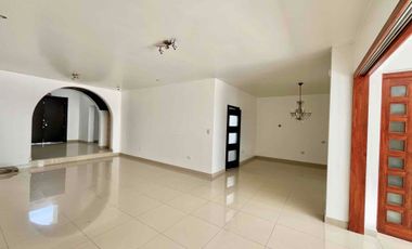 ACOGEDORA CON HERMOSO JARDIN, JACUZZY Y AREA PARA PARRILLA