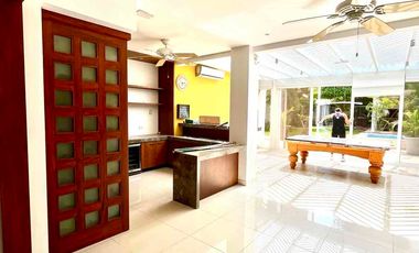 ACOGEDORA CON HERMOSO JARDIN, JACUZZY Y AREA PARA PARRILLA