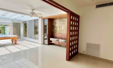 ACOGEDORA CON HERMOSO JARDIN, JACUZZY Y AREA PARA PARRILLA