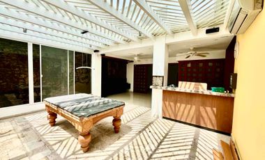 ACOGEDORA CON HERMOSO JARDIN, JACUZZY Y AREA PARA PARRILLA