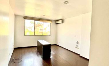 ACOGEDORA CON HERMOSO JARDIN, JACUZZY Y AREA PARA PARRILLA