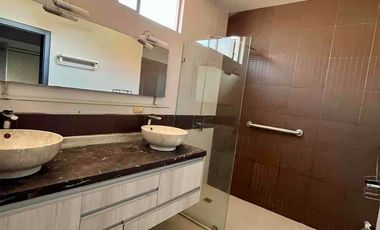 ACOGEDORA CON HERMOSO JARDIN, JACUZZY Y AREA PARA PARRILLA