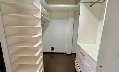 ACOGEDORA CON HERMOSO JARDIN, JACUZZY Y AREA PARA PARRILLA