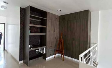 ACOGEDORA CON HERMOSO JARDIN, JACUZZY Y AREA PARA PARRILLA