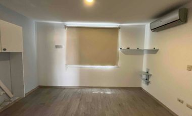 ACOGEDORA CON HERMOSO JARDIN, JACUZZY Y AREA PARA PARRILLA