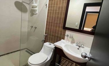 ACOGEDORA CON HERMOSO JARDIN, JACUZZY Y AREA PARA PARRILLA