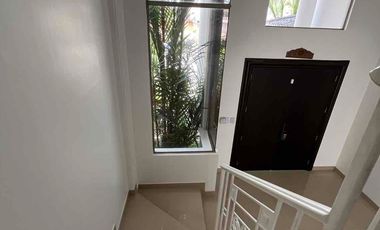 ACOGEDORA CON HERMOSO JARDIN, JACUZZY Y AREA PARA PARRILLA