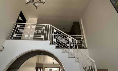 ACOGEDORA CON HERMOSO JARDIN, JACUZZY Y AREA PARA PARRILLA