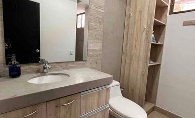 ACOGEDORA CON HERMOSO JARDIN, JACUZZY Y AREA PARA PARRILLA