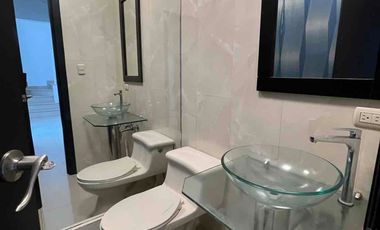 ACOGEDORA CON HERMOSO JARDIN, JACUZZY Y AREA PARA PARRILLA