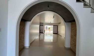 ACOGEDORA CON HERMOSO JARDIN, JACUZZY Y AREA PARA PARRILLA