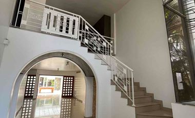 ACOGEDORA CON HERMOSO JARDIN, JACUZZY Y AREA PARA PARRILLA