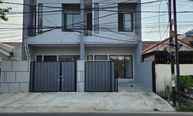 Di Jual Rumah Citra 1 Boulevard Lengkap dengan Kolam Renang