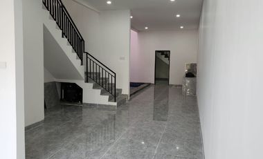 Di Jual Rumah Citra 1 Boulevard Lengkap dengan Kolam Renang