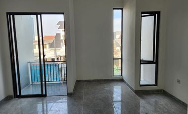 Di Jual Rumah Citra 1 Boulevard Lengkap dengan Kolam Renang