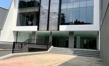 Gedung komersil duren sawit rapih siap pakai