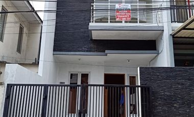 Disewakan rumah siap huni 2 1/4 lt di Citra garden 5