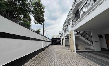 Rumah 4 Lantai Modern Classic , Private lift dan Private pool di Lokasi Premium Pejaten Jakarta Selatan.