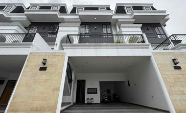 Rumah 4 Lantai Modern Classic , Private lift dan Private pool di Lokasi Premium Pejaten Jakarta Selatan.