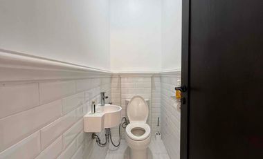 Rumah 4 Lantai Modern Classic , Private lift dan Private pool di Lokasi Premium Pejaten Jakarta Selatan.