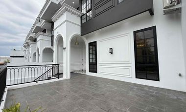 Rumah 4 Lantai Modern Classic , Private lift dan Private pool di Lokasi Premium Pejaten Jakarta Selatan.