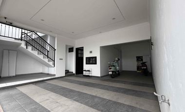 Rumah 4 Lantai Modern Classic , Private lift dan Private pool di Lokasi Premium Pejaten Jakarta Selatan.