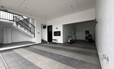 Rumah 4 Lantai Modern Classic , Private lift dan Private pool di Lokasi Premium Pejaten Jakarta Selatan.