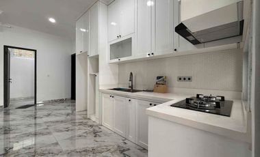 Rumah 4 Lantai Modern Classic , Private lift dan Private pool di Lokasi Premium Pejaten Jakarta Selatan.