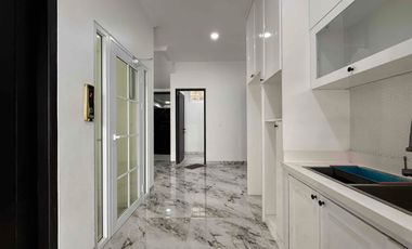 Rumah 4 Lantai Modern Classic , Private lift dan Private pool di Lokasi Premium Pejaten Jakarta Selatan.