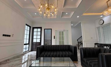 Rumah 4 Lantai Modern Classic , Private lift dan Private pool di Lokasi Premium Pejaten Jakarta Selatan.