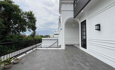 Rumah 4 Lantai Modern Classic , Private lift dan Private pool di Lokasi Premium Pejaten Jakarta Selatan.