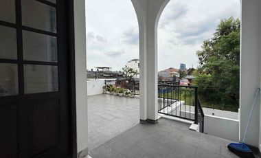 Rumah 4 Lantai Modern Classic , Private lift dan Private pool di Lokasi Premium Pejaten Jakarta Selatan.