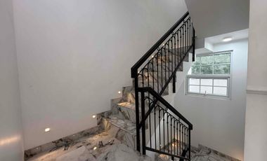 Rumah 4 Lantai Modern Classic , Private lift dan Private pool di Lokasi Premium Pejaten Jakarta Selatan.