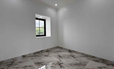 Rumah 4 Lantai Modern Classic , Private lift dan Private pool di Lokasi Premium Pejaten Jakarta Selatan.