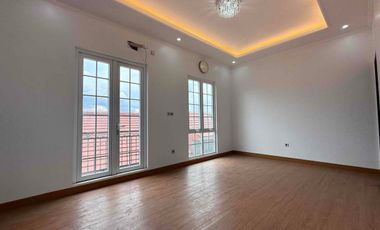 Rumah 4 Lantai Modern Classic , Private lift dan Private pool di Lokasi Premium Pejaten Jakarta Selatan.